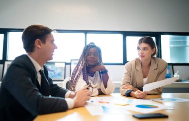 Çizelgeler ve grafikler başarılı ekip çalışması çok etnik iş sonuçlar tartışırken iş adamları