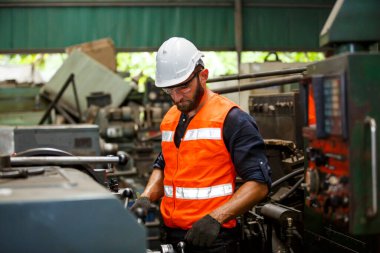 Üniforma fabrikasında çalışan işçiler