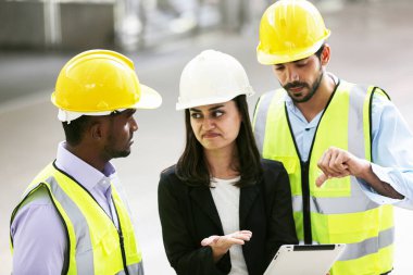 İş adamları, bir tablet üzerinde çalışıyor ve projeyi tartışıyorlar