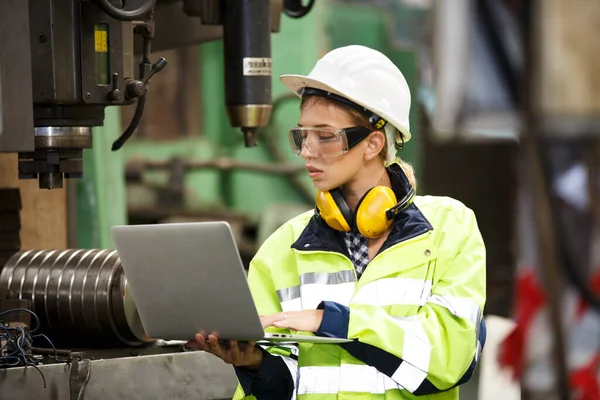Fabrikada tablet kullanan kadın işçi
