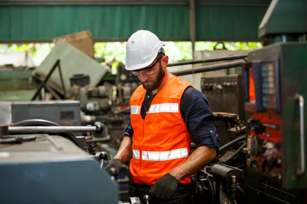 Üniforma fabrikasında çalışan işçiler
