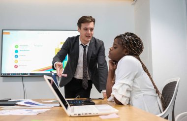 İş danışmanlığı toplantısı çalışıyor ve yeni iş projesi finans yatırım kavramının üzerinde kafa yoruyor.