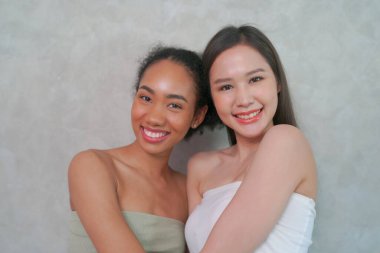 Güzel, gülümseyen kadınlar, stüdyo fotoğrafları.