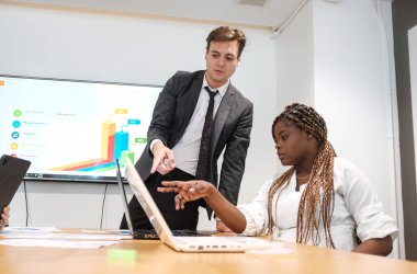 İş danışmanlığı toplantısı çalışıyor ve yeni iş projesi finans yatırım kavramının üzerinde kafa yoruyor.