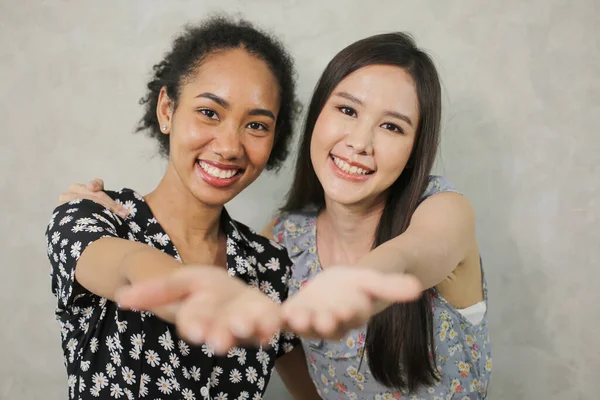 Güzel, gülümseyen kadınlar, stüdyo fotoğrafları.