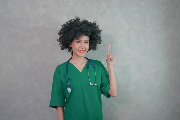 Retrato Jovem Bela Menina Cosmetologist Médico Uniforme Verde Brilhante — Fotografia de Stock