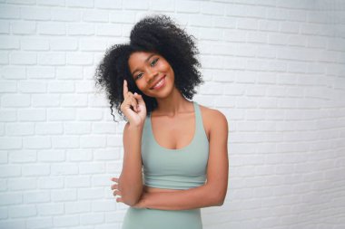 Stüdyo, sıradan giyinmiş komik suratlı Afrikalı Amerikalı bir kızın portresini yakından çekti.