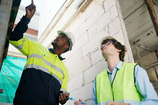 Konut Binası. İnşaat sektöründe. Binanın içinde beyaz yüklenici.