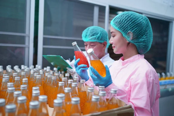 Азиатские Рабочие Работающие Сфере Пищевой Промышленности Производства Напитков — стоковое фото