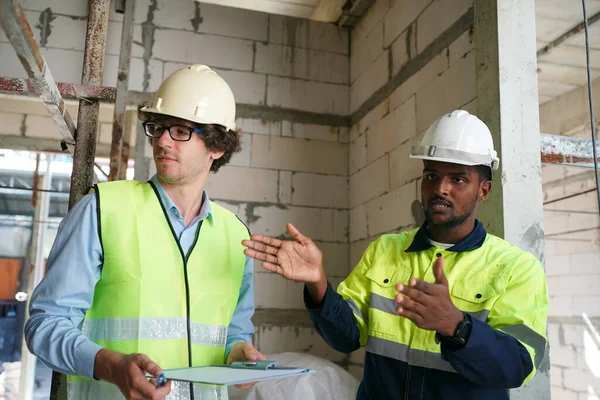 Konut Binası. İnşaat sektöründe. Binanın içinde beyaz yüklenici.