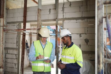 Konut Binası. İnşaat sektöründe. Binanın içinde beyaz yüklenici.