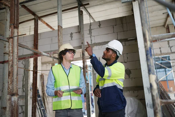 Konut Binası. İnşaat sektöründe. Binanın içinde beyaz yüklenici.