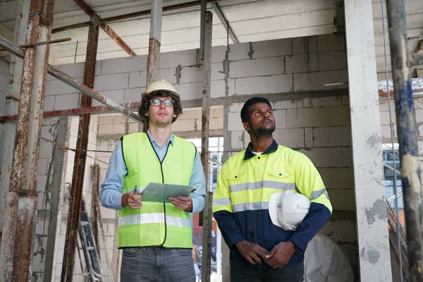 Konut Binası. İnşaat sektöründe. Binanın içinde beyaz yüklenici.