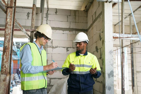 Konut Binası. İnşaat sektöründe. Binanın içinde beyaz yüklenici.