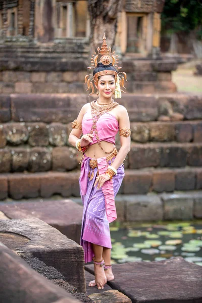 Mulher Usando Vestido Tailandês Que Fez Símbolo Mão — Fotografia de Stock