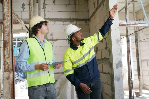 Konut Binası. İnşaat sektöründe. Binanın içinde beyaz yüklenici.