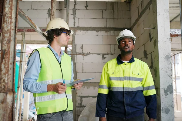 Konut Binası. İnşaat sektöründe. Binanın içinde beyaz yüklenici.