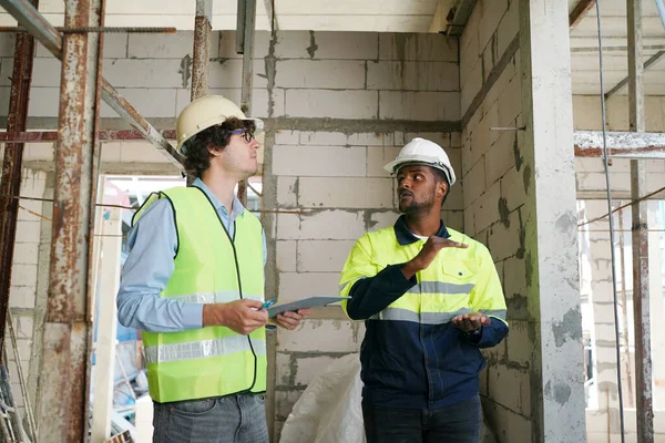 Konut Binası. İnşaat sektöründe. Binanın içinde beyaz yüklenici.