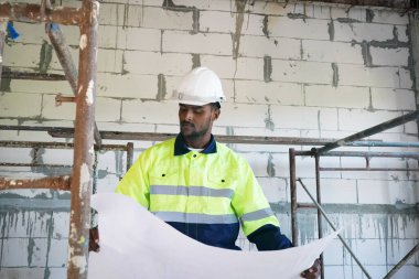 Konut Binası. İnşaat sektöründe. Binanın içinde beyaz yüklenici.