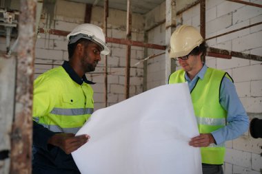 Konut Binası. İnşaat sektöründe. Binanın içinde beyaz yüklenici.