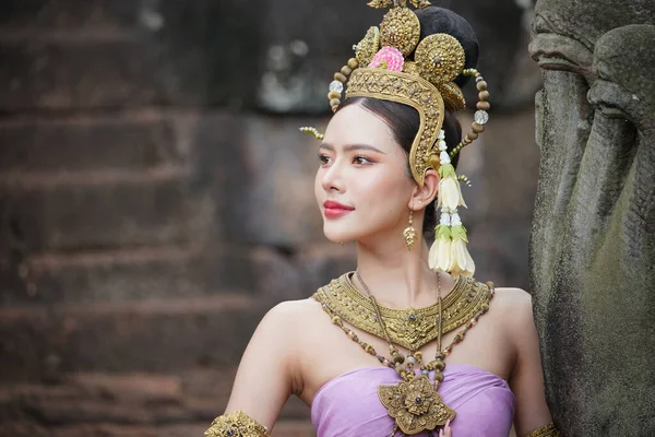 Sembolü Olan Tayland Elbisesi Giyen Bir Kadın — Stok fotoğraf