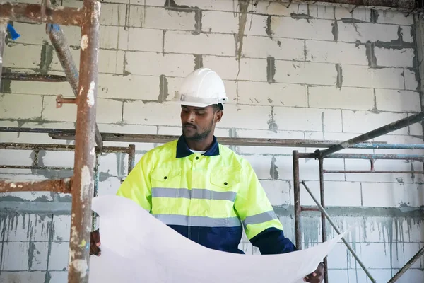 Konut Binası. İnşaat sektöründe. Binanın içinde beyaz yüklenici.