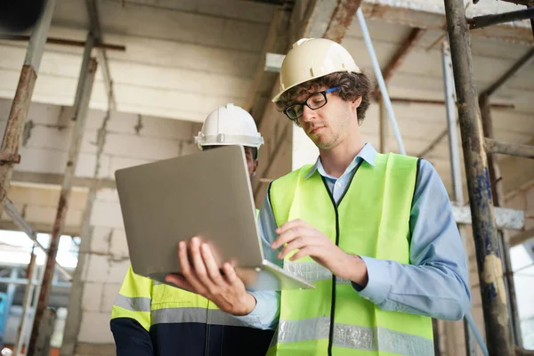 Konut Binası. İnşaat sektöründe. Binanın içinde beyaz yüklenici.