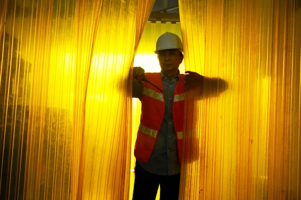 Worker Controlling Work Machine Production Line Beverage Industry — Fotografia de Stock