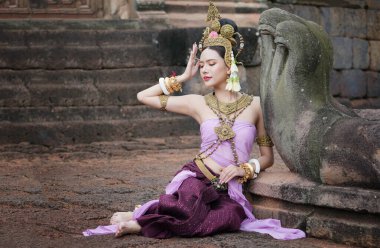 El sembolü olan Tayland elbisesi giyen bir kadın.