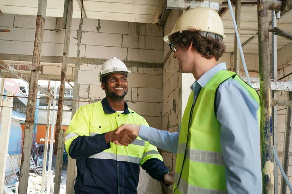 Konut Binası. İnşaat sektöründe. Binanın içinde beyaz yüklenici.