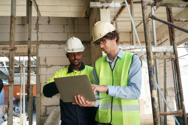 Konut Binası. İnşaat sektöründe. Binanın içinde beyaz yüklenici.