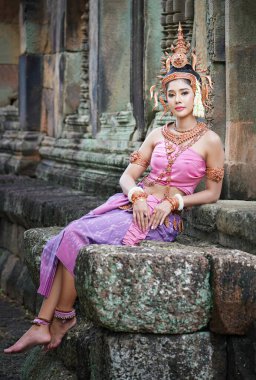 El sembolü olan Tayland elbisesi giyen bir kadın.