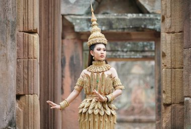 El sembolü olan Tayland elbisesi giyen bir kadın. 