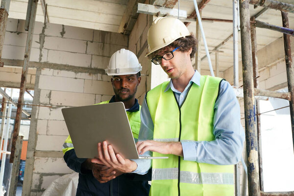 Жилой дом. Строительная промышленность. Кавказский подрядчик в здании
.