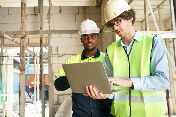 Konut Binası. İnşaat sektöründe. Binanın içinde beyaz yüklenici.