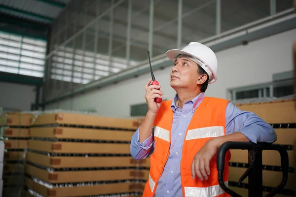 Worker Controlling Work Machine Production Line Beverage Industry — Stock Photo, Image