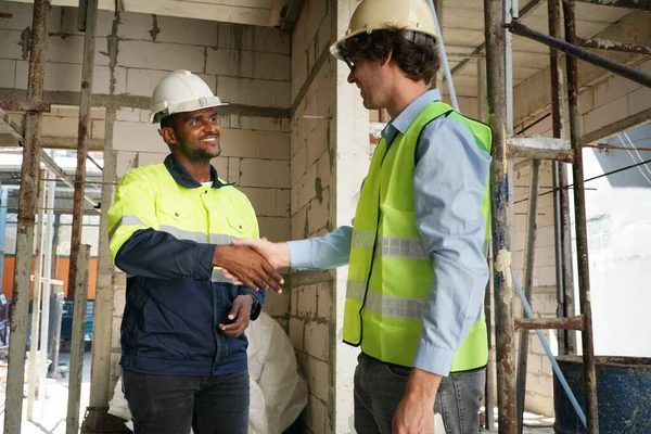 Konut Binası. İnşaat sektöründe. Binanın içinde beyaz yüklenici.