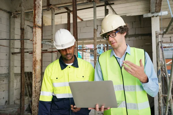 Konut Binası. İnşaat sektöründe. Binanın içinde beyaz yüklenici.