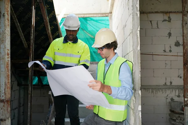 Konut Binası. İnşaat sektöründe. Binanın içinde beyaz yüklenici.