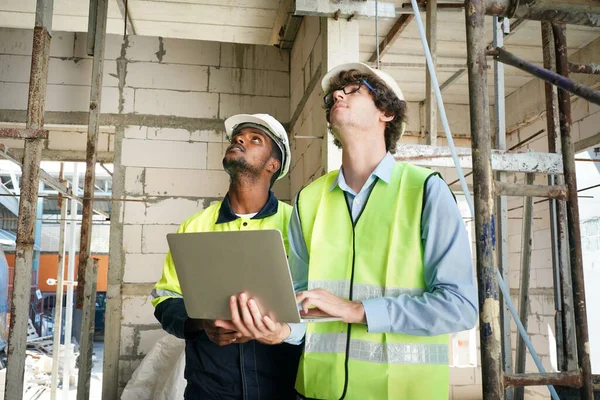Konut Binası. İnşaat sektöründe. Binanın içinde beyaz yüklenici.