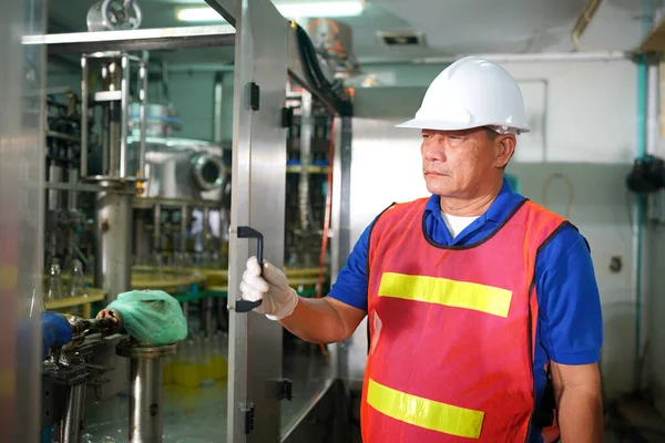 Asian Worker Labor Working Food Beverage Drink Industry Factory Hygiene — ストック写真