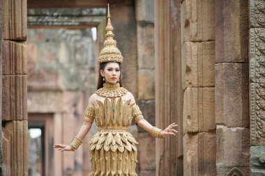 El sembolü olan Tayland elbisesi giyen bir kadın.