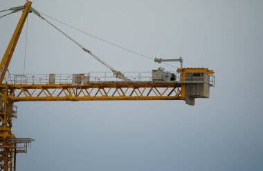 Mavi gökyüzü ve evlerin yapım aşamasında karşı inşaat vinç