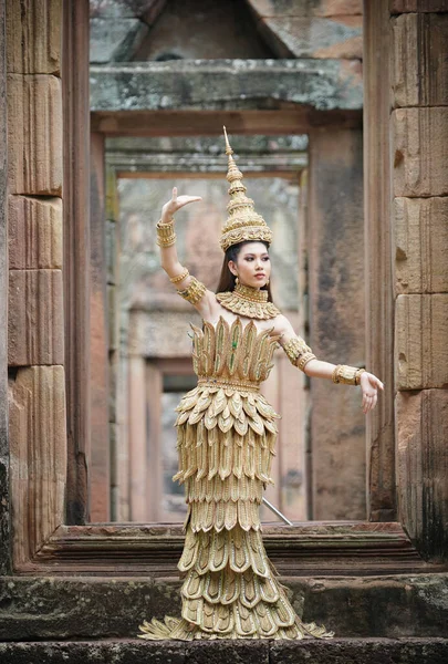Kobieta Tajskiej Sukience Która Stworzyła Symbol Dłoni — Zdjęcie stockowe
