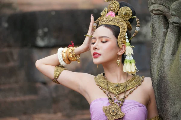 Mulher Usando Vestido Tailandês Que Fez Símbolo Mão — Fotografia de Stock