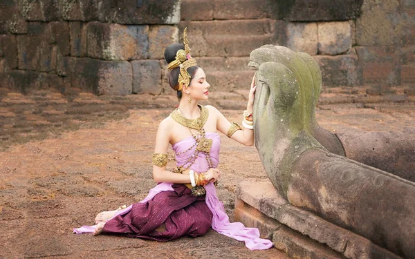 El sembolü olan Tayland elbisesi giyen bir kadın.