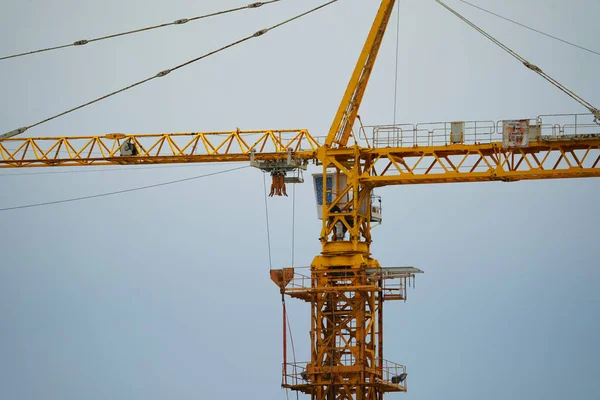 Mavi gökyüzü ve evlerin yapım aşamasında karşı inşaat vinç