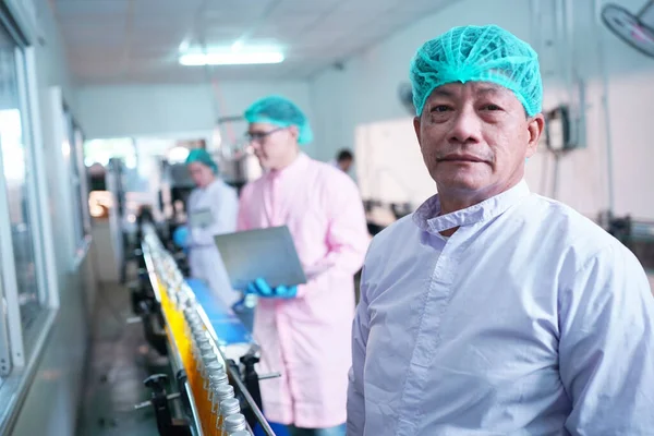 Азиатский Рабочий Работающий Области Производства Продуктов Питания Напитков Заводе Производству — стоковое фото