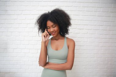 Stüdyo, sıradan giyinmiş komik suratlı Afrikalı Amerikalı bir kızın portresini yakından çekti.