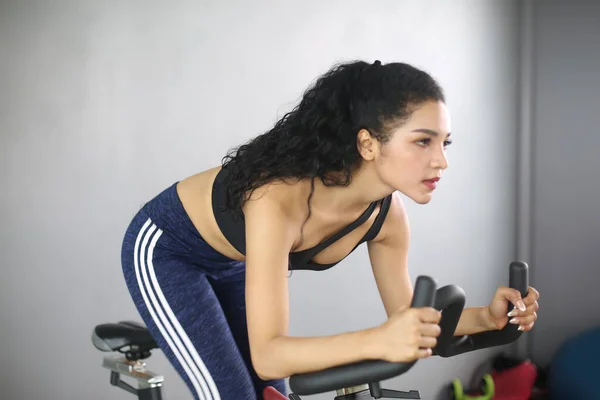 Jonge Vrouw Trainen Sportschool Met Behulp Van Nieuwste Technogym Fitnessapparatuur — Stockfoto